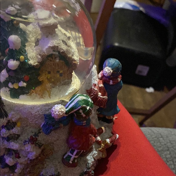 Festive Snow Globe with Figurines - Picture 5 of 6
